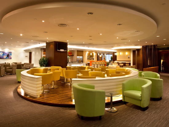 Access into more than 1,000 Airport Lounges in major cities worldwide